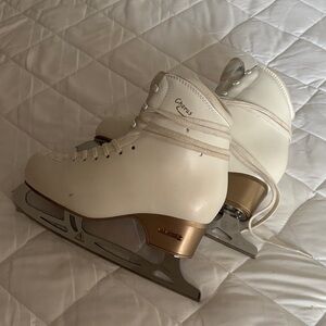 Edea Chorus White Ice Skates with Gold Accents Ultimate Legacy 8 blades